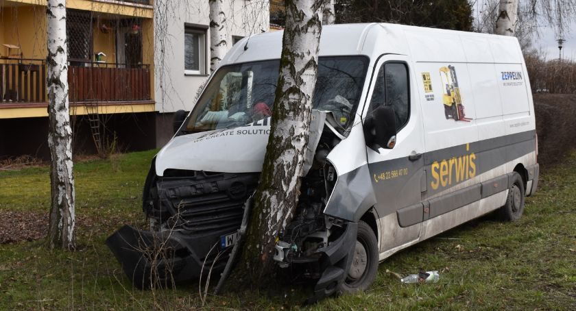 Bus wjechał w drzewo na Jagiellońskiej 