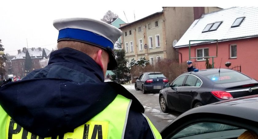 Porzucił samochód i zaczął uciekać. Dziwne zachowanie kierowcy ze Skoroszyc 