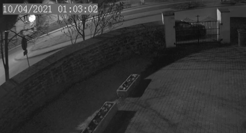Wjechali w kościelny mur i uciekli