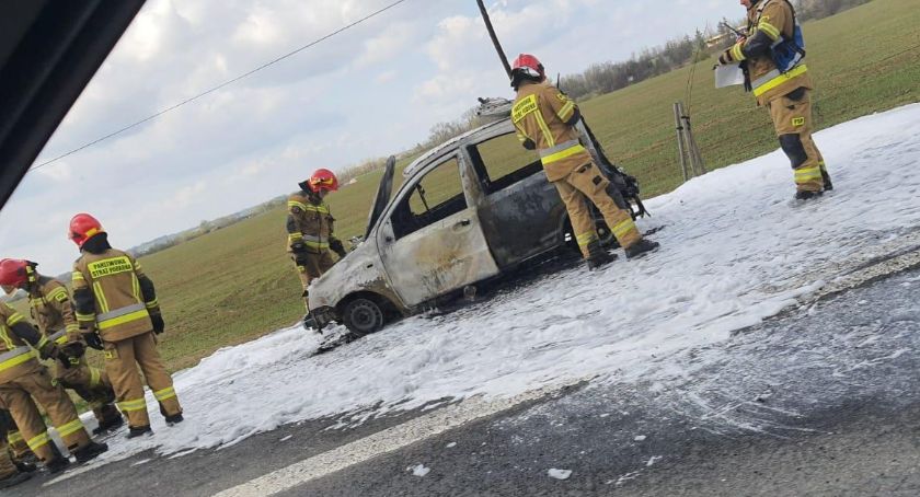 Pożar auta na drodze w Skorochowie 