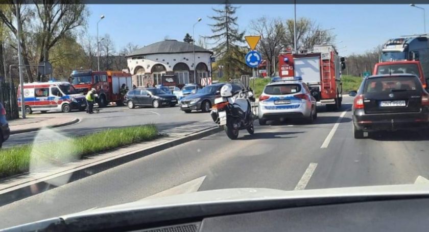 Zderzenie motocykla z samochodem na rondzie obok McDonalda