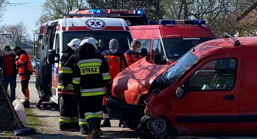 Wypadek w Domaszkowicach. Auto zderzyło się z drzewem 