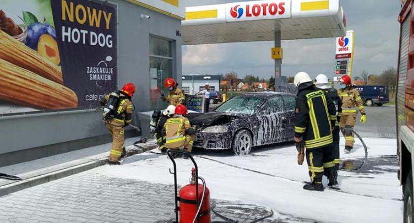 Pożar auta na stacji paliw w Pakosławicach 