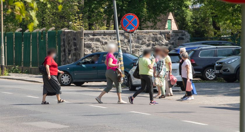 Niebezpieczna droga pod stadionem [GALERIA]
