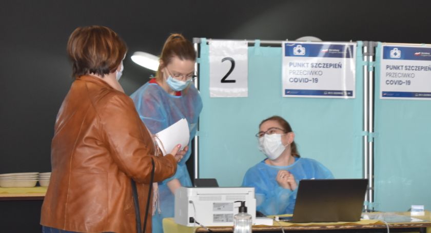 600 szczepień dziennie w hali 