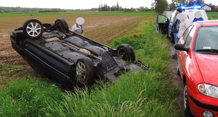 Dachowanie na drodze Koperniki – Morów [FOTO]
