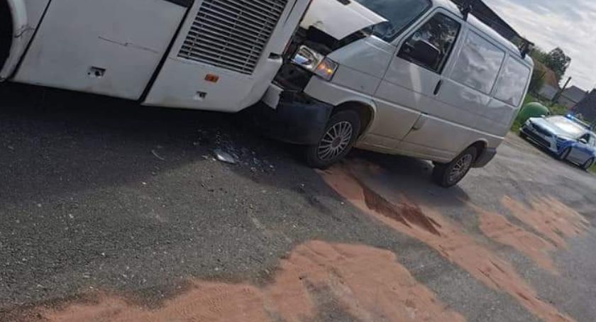 Zderzenie autobusu PKS z dostawczakiemw w Szklarach 