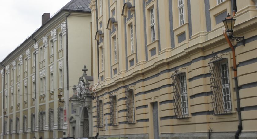 Konkursy dyrektorskie w powiatowych szkołach 