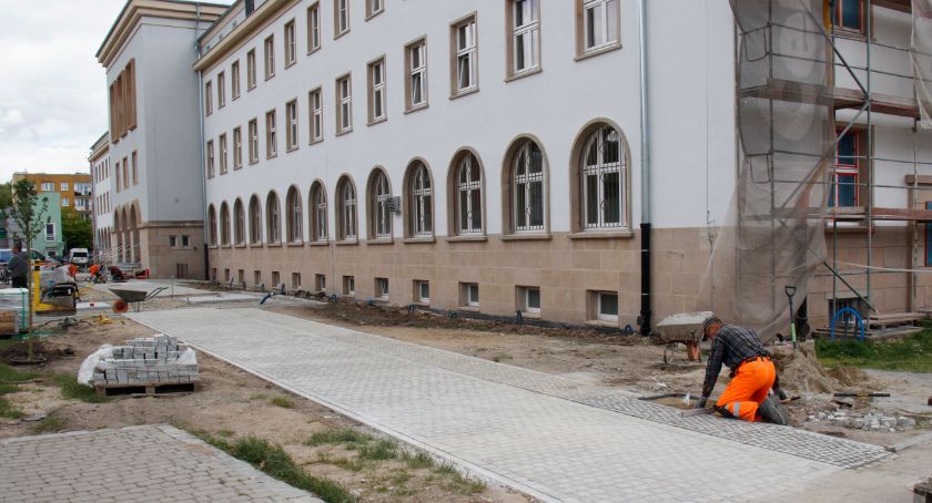 Nowe chodniki pod urzędem 