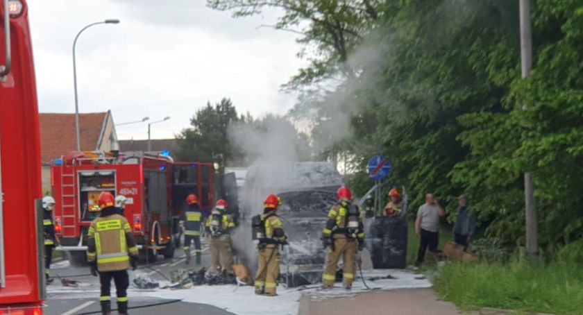 Pożar busa na drodze w Konradowej