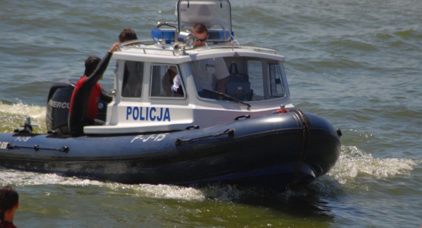 Policjanci wrócili nad jezioro