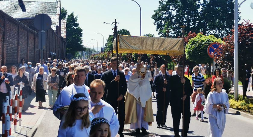 Boże Ciało. Procesje przeszły ulicami miast i sołect