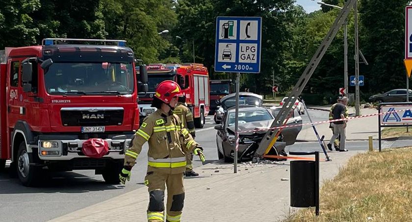 Wjechała w latarnię na ul. Ujejskiego 