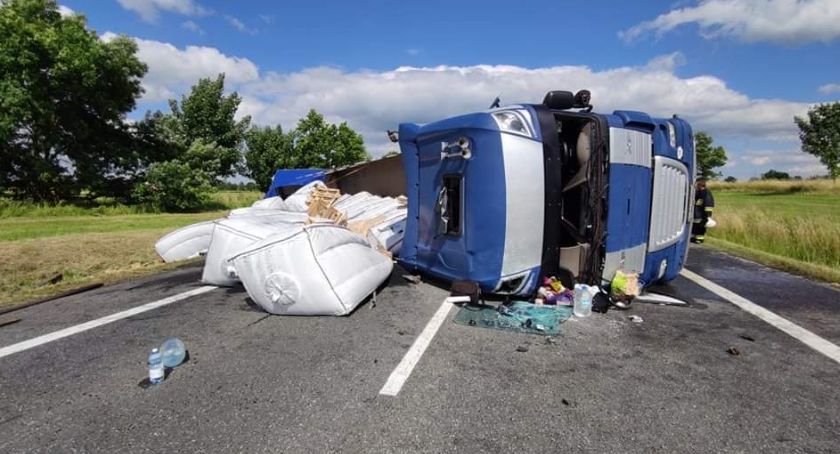 Tir przewrócił się na drodze nr 46 pod Paczkowem 