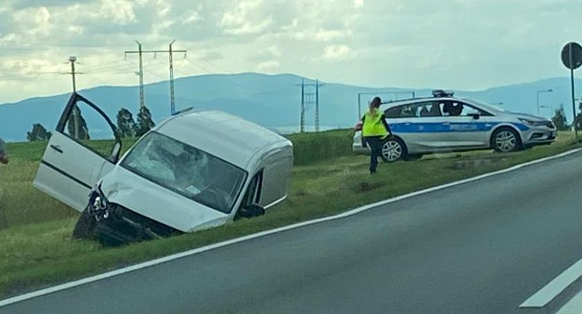 Samochód w rowie na drodze krajowej 46 w Otmuchowie 