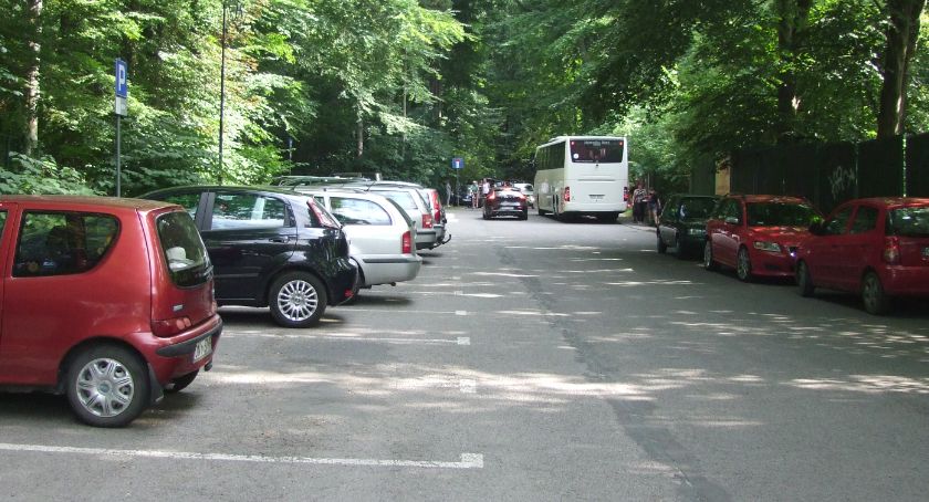 Głuchołazy. Parkują, gdzie chcą, a służby nie reagują