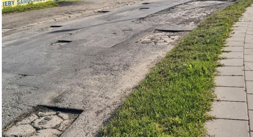 Na ul. Dmowskiego slalomem jak po poligonie 