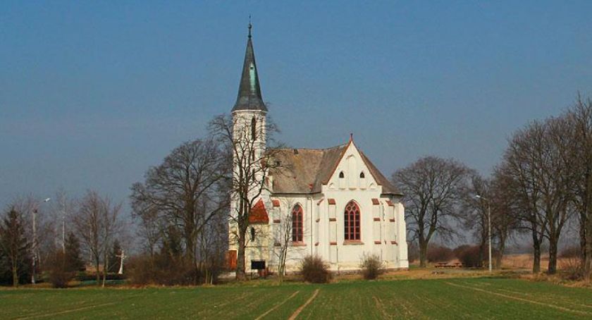 Sidzina. Kościółek w polu wymaga dużych pieniędzy
