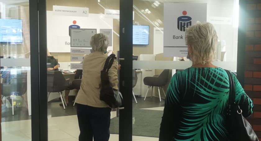 Kolejka do PKO w Rynku zmorą seniorów 