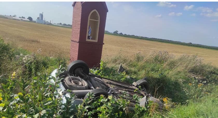 Auto dachowało w rowie. Wypadek na trasie Meszno-Krakówkowice