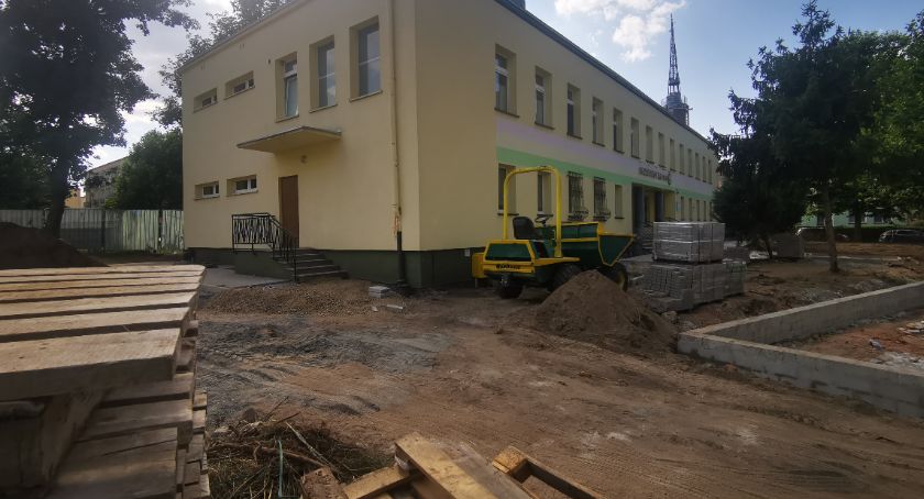 Przedszkole nr 8. Upychanie (na siłę) placu zabaw 