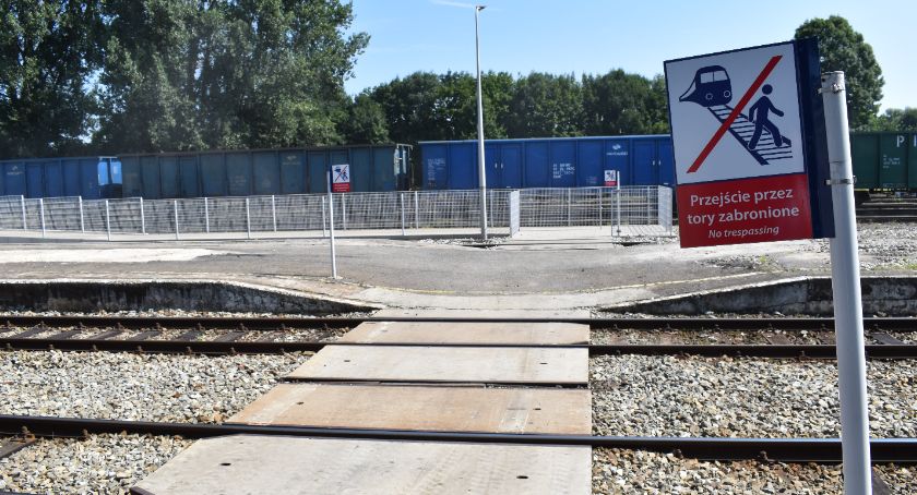 Czy można przechodzić po torach? 