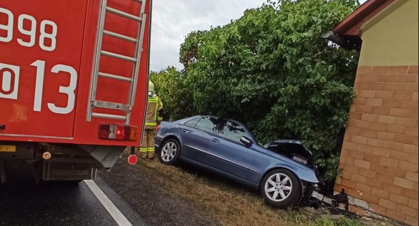Auto wjechało w dom w Strobicach. DK 46 zablokowana 