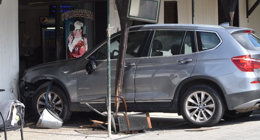 Wypadek w Wyszkowie. BMW wjechało w sklep!