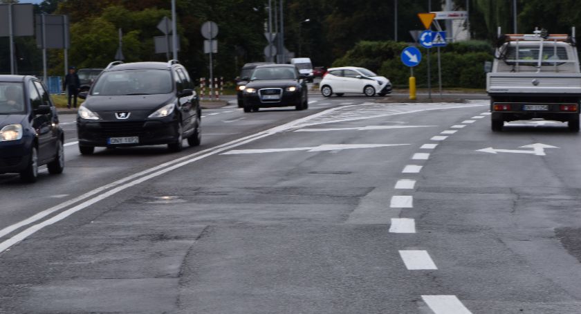 Wrócą dwa pasy ruchu przed rondem. Deklaracja władz województwa 