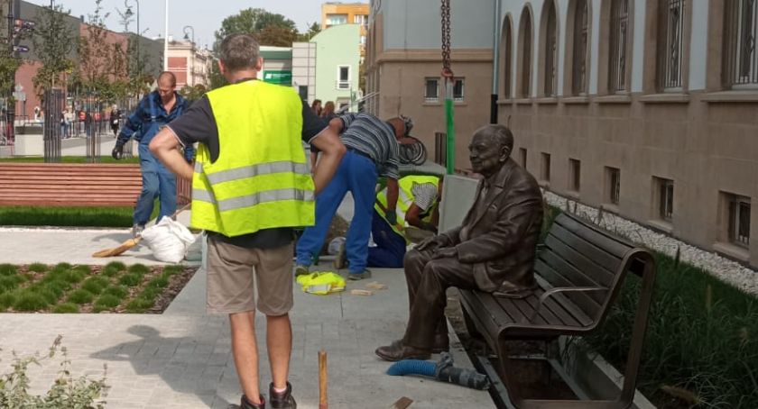 Ławeczka Jerzego Kozarzewskiego. Pomnik stanął pod urzędem 