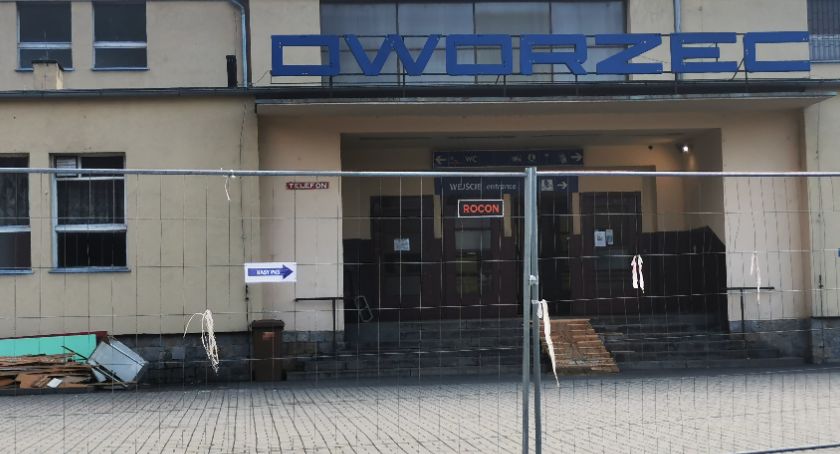 Którędy na perony PKP, którędy do kasy PKS