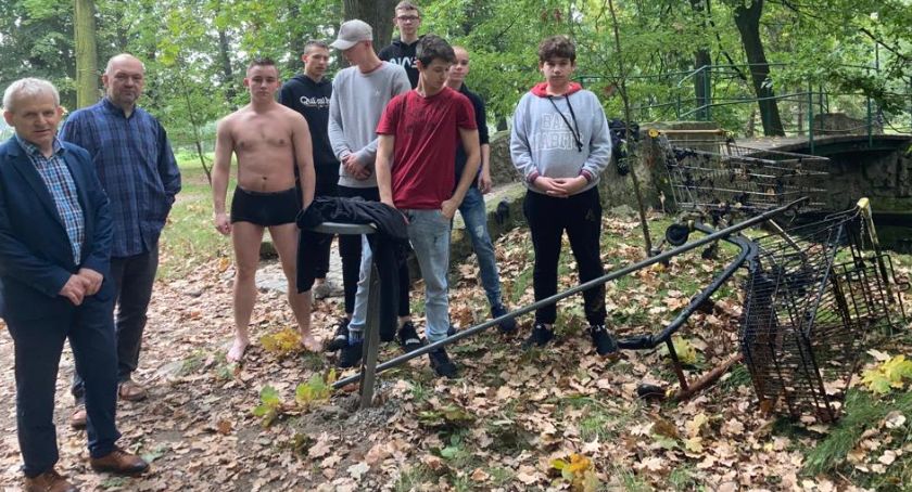 Młodzież z MOW porządkowała zniszczony park werbistów 