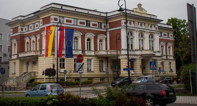 Parkowanie tylko dla pasażerów PKS – u! Parkingowa rewolucja na Piastowskiej! 