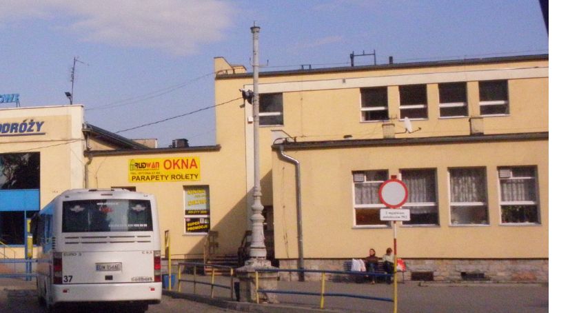 Remont dworca. Zabytkowe słupy zniknęły. Lokomotywy nie będzie  