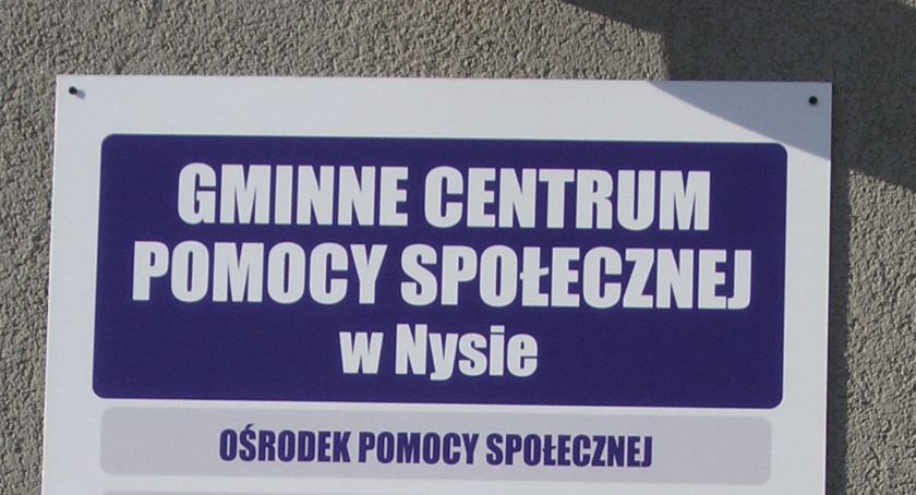 Trafił na kwarantannę. Jest głodny! 