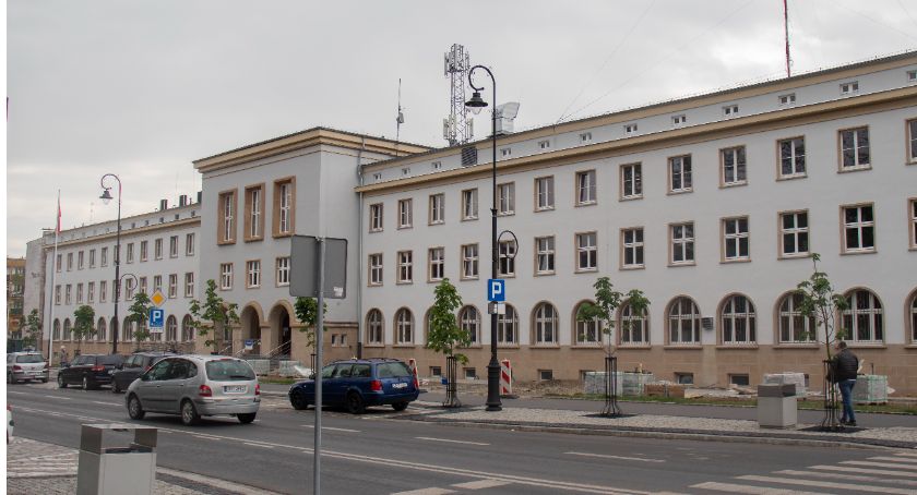 Dziewięć milionów więcej na pensje 