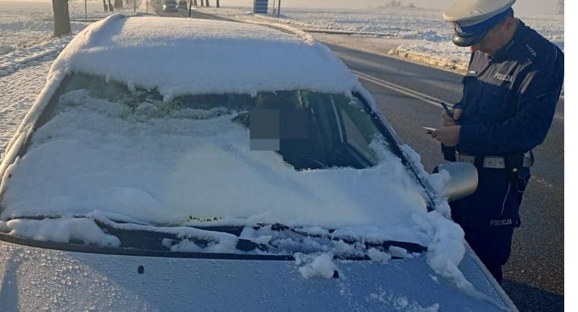 Jechał ze śniegiem na przedniej szybie