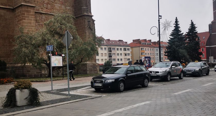 Czy taksówki zabierają za dużo miejsc parkingowych? 