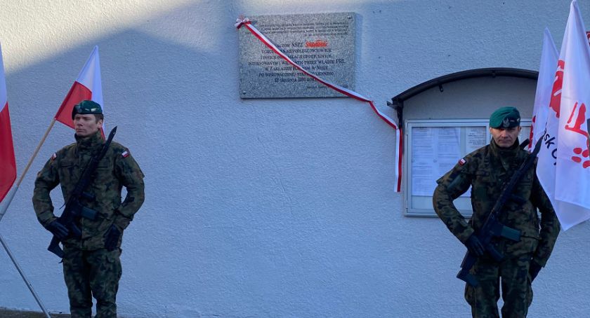 Odsłonięcie tablicy upamiętniających internowanych w nyskim więzieniu