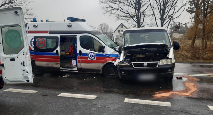 Wypadek z udziałem karetki pogotowia w Strobicach