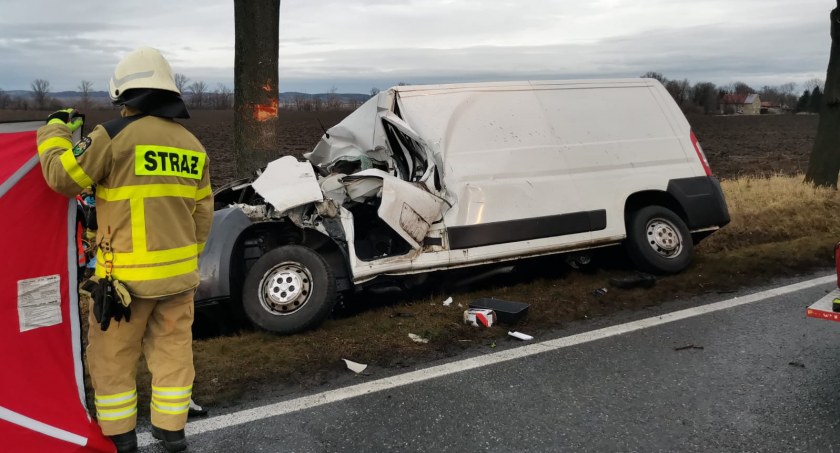 Bus uderzył w drzewo. Jedna osoba nie żyje