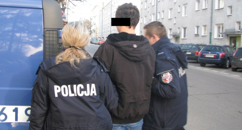 31 - latek naruszył nietykalność policjantów