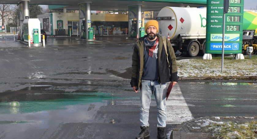 Umarł na stacji benzynowej. Czekali na pogotowie, które nie nadjeżdżało 