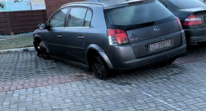 Jechał na samych felgach!