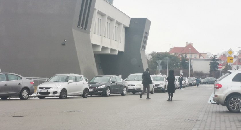W Nysie zabrakło testów na koronawirusa. Ludzie czekają na zimnie 