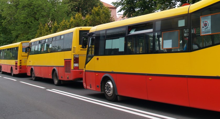 Dzieci czekają na autobus pod gołym niebem 