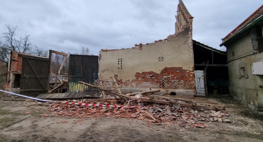 Wichura nad powiatem nyskim. Zerwane dachy, połamane drzewa 