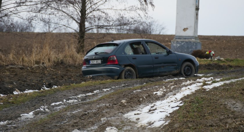 Kolejne auto porzucone w polu