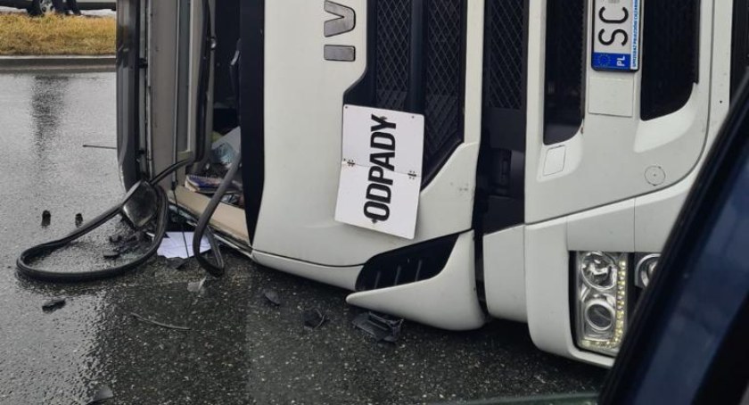 TIR przewrócił się na rondzie Głębinów - Goświnowice. Wjazd na obwodnicę zablokowany 