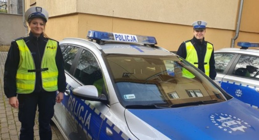 Policjanci pomogli chorej kobiecie. Odwieźli ją do szpitala